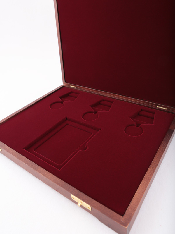  Футляр деревянный Vintage S (305х247х40 мм) на 3 медали РФ d-32 мм и 1 удостоверение, тёмно-бордовый