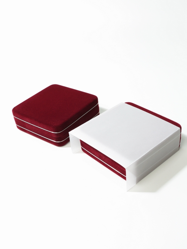 Футляр замшевый (92х92х34 мм) для 1 монеты в капсуле (диаметр 44 мм), логотип Банк России, тёмно-бордовый/персонализация