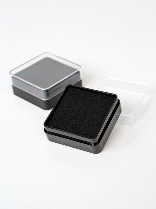Пластиковый футляр (38х38х17 мм). Чёрное основание, прозрачная крышка, чёрная вставка