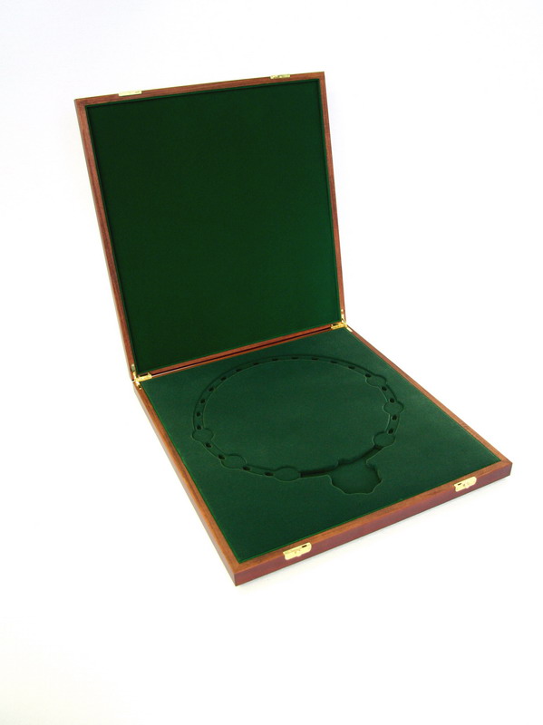 Деревянный футляр (425х465х60 мм) под цепь ректора университета