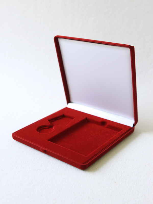  Футляр (165х165х27 мм) под медаль РФ d-32 мм и удостоверение (81х112х8 мм), тёмно-синий