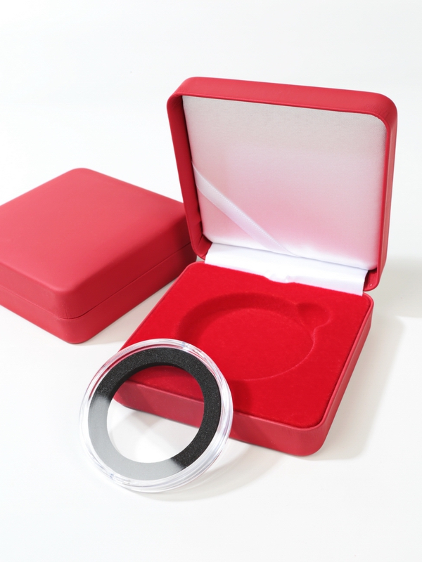 Футляр из искусственной кожи (92х92х36 мм) для 1 монеты в капсуле (диаметр 58 мм), красный