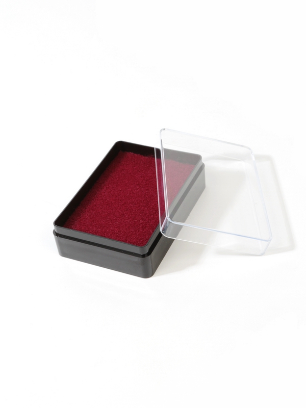  Пластиковый футляр (48х68х22 мм). Чёрное основание, прозрачная крышка, бордовая вставка