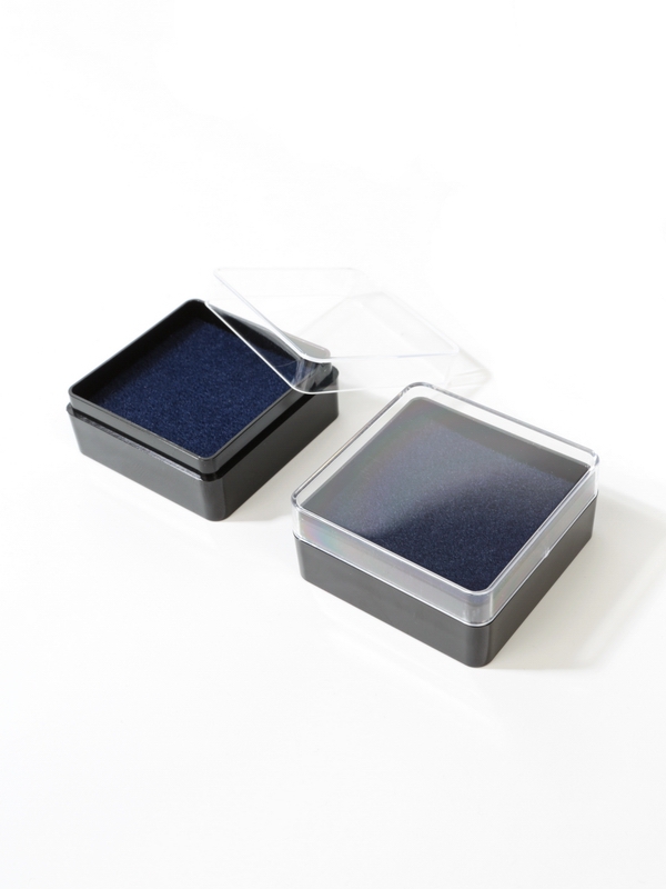 Пластиковый футляр (48х48х22 мм). Чёрное основание, прозрачная крышка, синяя вставка
