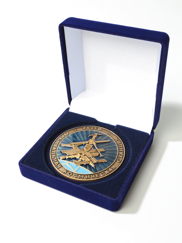  Футляр (92х92х40 мм) под универсальную медаль (углубления 55 мм, 65 мм, 75 мм), тёмно-синий