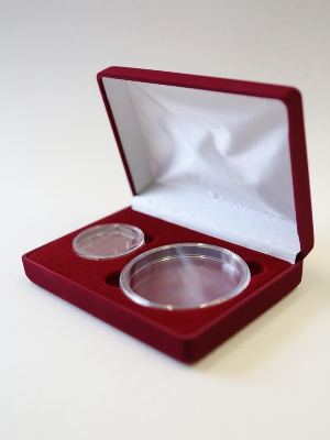 Футляр (142х102х42 мм) под набор монет (1 капсула d-46 мм, 1 капсула d-74 мм) Футляр (142х102х42 мм) под набор монет (1 капсула d-46 мм, 1 капсула d-74 мм)