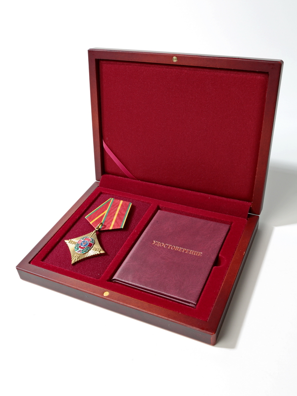 Деревянный футляр (194х149х32 мм) с поролоновой вставкой под универсальную медаль и удостоверение (81х112х6 мм)