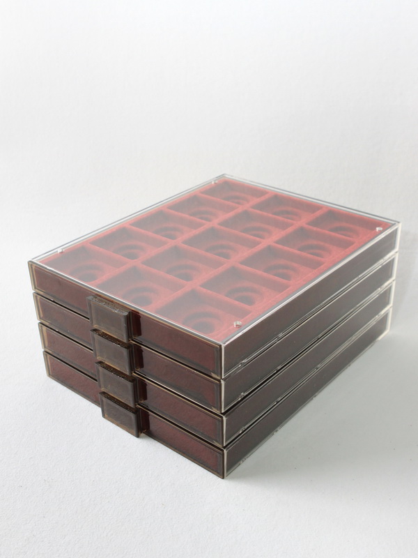 Кассета XL на 15 ячеек (49х64х10 мм) (под знаки с винтом), светло-бордовый  Кассета XL на 15 ячеек (49х64х10 мм) (под знаки с винтом), светло-бордовый