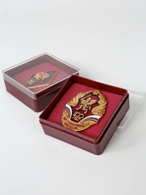 Пластиковый футляр (58х58х22 мм). Бордовое основание, прозрачная крышка Пластиковый футляр (58х58х22 мм). Бордовое основание, прозрачная крышка