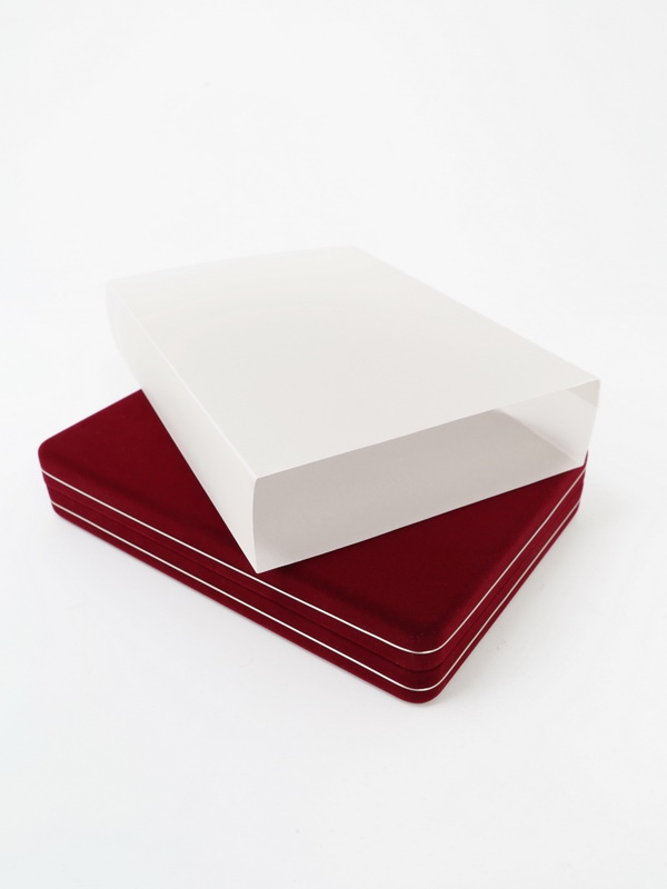 Футляр замшевый (182х128х34 мм) с поролоновой вставкой под универсальную медаль и удостоверение (80х110х8 мм), тёмно-бордовый  Футляр замшевый (182х128х34 мм) с поролоновой вставкой под универсальную медаль и удостоверение (80х110х8 мм), тёмно-бордовый