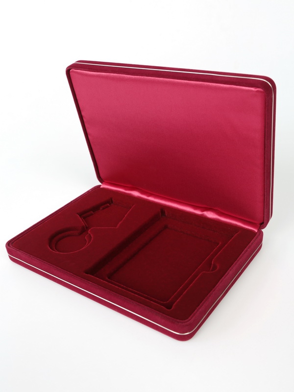 Футляр замшевый (182х128х34 мм) под медаль РФ d-37 мм и удостоверение (75х105х8 мм), тёмно-бордовый  Футляр замшевый (182х128х34 мм) под медаль РФ d-37 мм и удостоверение (75х105х8 мм), тёмно-бордовый