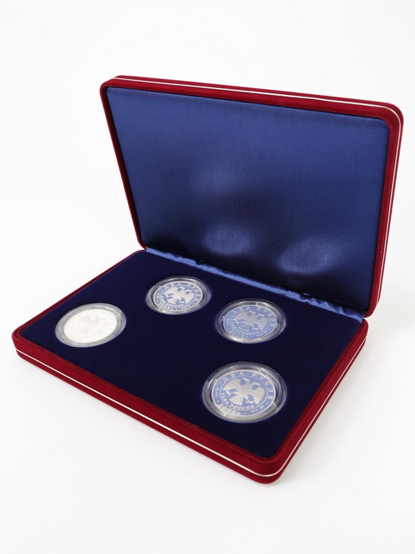 Футляр замшевый (182х128х34 мм) на 4 монеты в капсулах (диаметр 44 мм) Футляр замшевый (182х128х34 мм) на 4 монеты в капсулах (диаметр 44 мм)