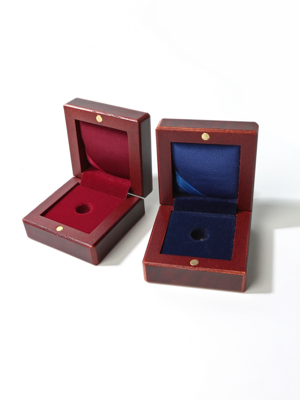 Деревянный футляр (60х60х32 мм) под значок, тёмно-синий