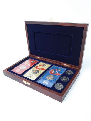  Деревянный футляр Vintage M (244х156х38 мм) для банкноты в чехле, 3 монет 25 рублей и 3 монет 25 рублей в блистере «Футбол 2018», тёмно-бордовый