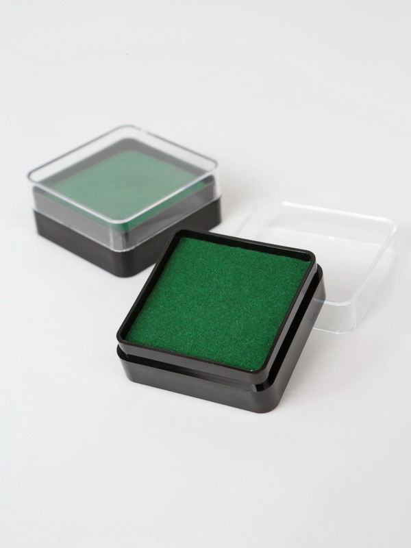  Пластиковый футляр (38х38х17 мм). Чёрное основание, прозрачная крышка, зелёная вставка