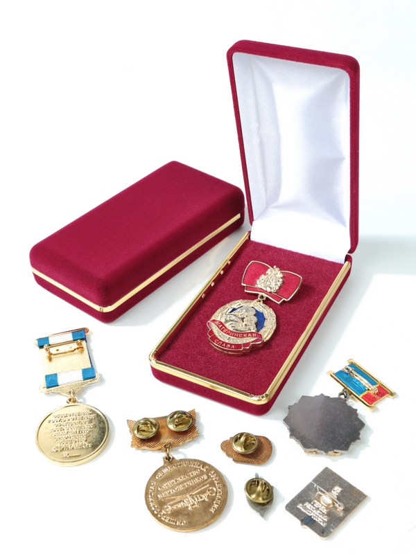 Футляр (62х116х26 мм) с золотым ободком с поролоновой вставкой, светло-бордовый