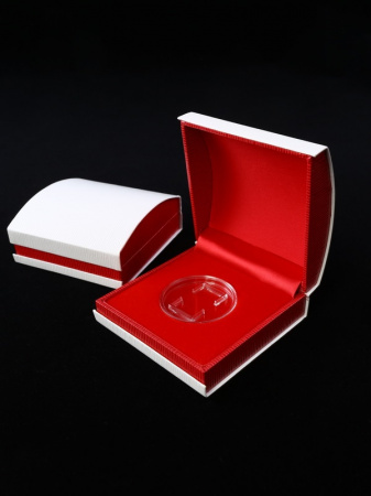 Футляр белого цвета из кожзаменителя (90х90х43 мм) для одной монеты в капсуле (диаметр 46 мм). Ложемент красный