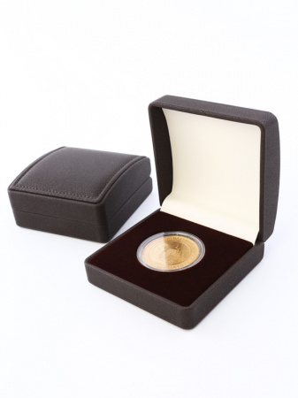 Футляр из искусственной кожи (90х90х43 мм) для одной монеты в капсуле (диаметр 46 мм). Шоколадный