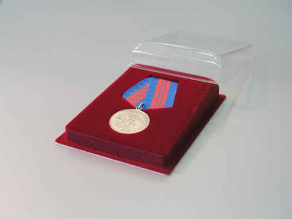  Сувенирная упаковка с уклоном (100х133х25 мм) под медаль РФ d-32 мм, тёмно-бордовый