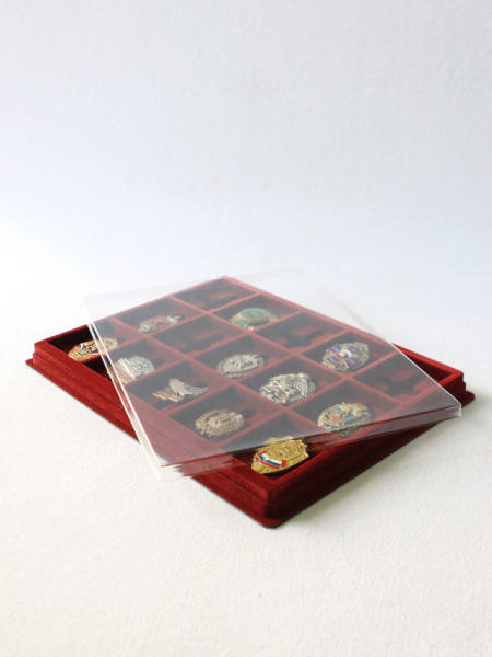 Планшет S (243х304х21 мм) на 15 ячеек (63х49х10 мм) (под знаки с булавками), тёмно-бордовый