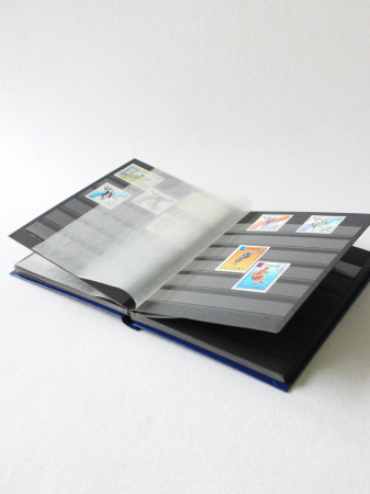 Альбом для марок (кляссер BASIC). А5. 16 листов (32 страницы) из чёрного картона с промежуточными листами из пергамина. Синий. Leuchtturm, 339365 / 315761