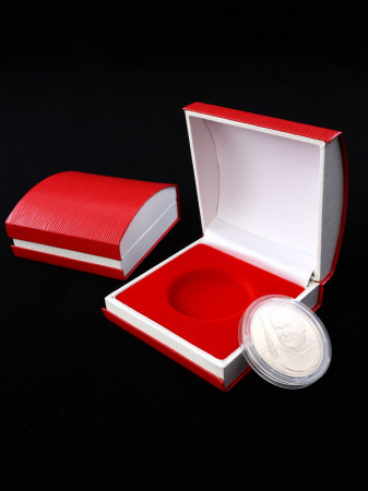 Футляр красного цвета из кожзаменителя (90х90х43 мм) для одной монеты в капсуле (диаметр 50 мм). Ложемент красный