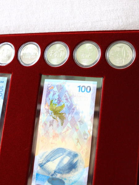 Планшет S (234х296х12 мм) для 2 банкнот Сочи-2014 в чехлах и 7 монет Сочи-2014 в капсулах Leuchtturm (диаметр 33 мм), тёмно-бордовый  Планшет S (234х296х12 мм) для 2 банкнот Сочи-2014 в чехлах и 7 монет Сочи-2014 в капсулах Leuchtturm (диаметр 33 мм), тёмно-бордовый