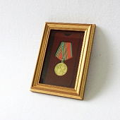 Багетная рамка (вид 1) под одну медаль РФ d-32 мм