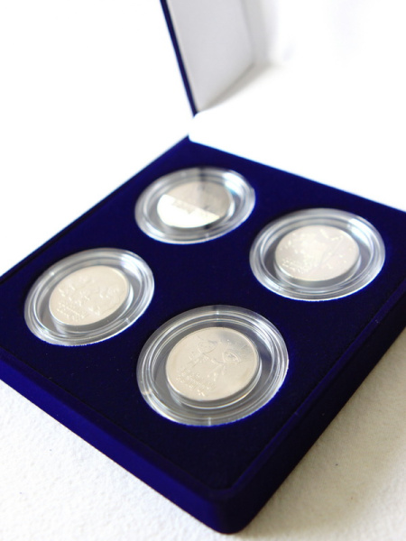 Футляр (120х131х50 мм) на 4 монеты в капсулах (диаметр 44 мм),  светло-бордовый Футляр (120х131х50 мм) на 4 монеты в капсулах (диаметр 44 мм),  светло-бордовый