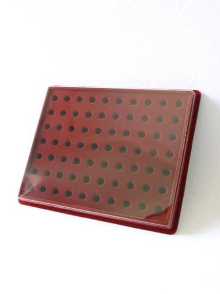 Планшет S (243х304х21 мм) на 70 цанг (под значки с цангой), тёмно-бордовый  Планшет S (243х304х21 мм) на 70 цанг (под значки с цангой), тёмно-бордовый