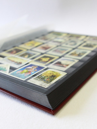 Альбом для марок (кляссер COMFORT). 32 листа (64 страницы) из чёрного картона с промежуточными листами для каждой страницы из пергамина. Бордовый. Leuchtturm, 313944