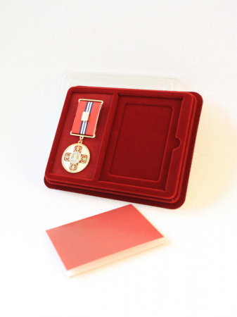 Сувенирная упаковка (181х142х22 мм) с поролоновой вставкой под универсальную медаль и удостоверение (81х112х5 мм)