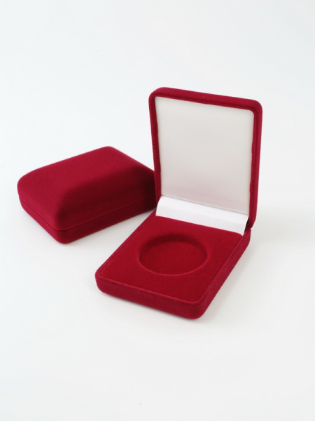 Футляр (61х79х32 мм) для монеты, медали диаметром 32 мм или 32,5 мм в капсуле Leuchtturm (диаметр ячейки 37,8 мм), светло-бордовый  Футляр (61х79х32 мм) для монеты, медали диаметром 32 мм или 32,5 мм в капсуле Leuchtturm (диаметр ячейки 37,8 мм), светло-бордовый