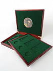  Футляр деревянный Volterra Duo (344х267х50 мм) для 3 монет 25 рублей в капсулах, 3 монет 25 рублей в блистере, 3 золотых и 14 серебряных монет «Футбол 2018» в капсулах. 2 уровня, зелёный