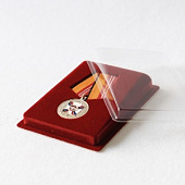Сувенирная упаковка с уклоном (100х133х25 мм) под медаль РФ d-32 мм