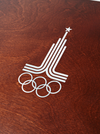 Нанесение логотипа Олимпиада 80 на футляр Vintage (2 уровня)