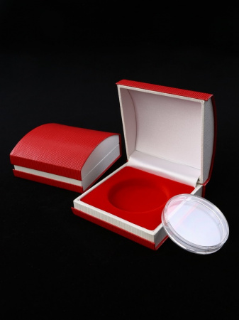 Футляр красного цвета из кожзаменителя (90х90х43 мм) для одной монеты в капсуле (диаметр 58 мм). Ложемент красный