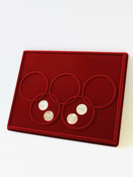 Планшет S (234х296х12 мм) для 4 Олимпийских монет Сочи-2014 без капсул (5 колец), тёмно-бордовый  Планшет S (234х296х12 мм) для 4 Олимпийских монет Сочи-2014 без капсул (5 колец), тёмно-бордовый