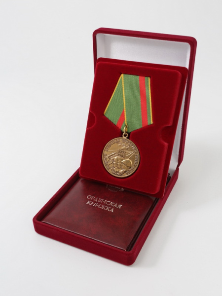 Футляр (90х124х32 мм) под медаль РФ d-37 мм с пятиугольной колодкой. Вынимаемый ложемент, светло-бордовый  Футляр (90х124х32 мм) под медаль РФ d-37 мм с пятиугольной колодкой. Вынимаемый ложемент, светло-бордовый