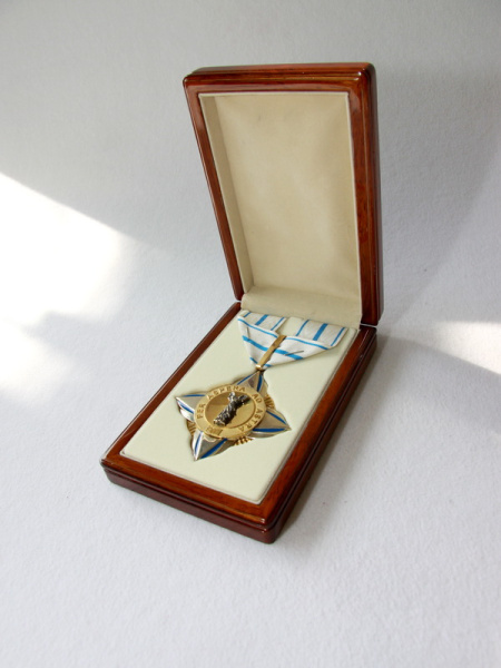 Деревянный футляр с кожаной вставкой в крышке под крест на ленте