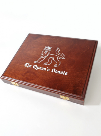 Нанесение логотипа «The Queens Beasts» (Звери Королевы) на футляр Vintage (1 уровень)