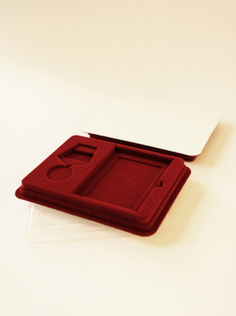 Сувенирная упаковка (181х142х22 мм) под медаль РФ d-32 мм и удостоверение (81х112х10 мм)