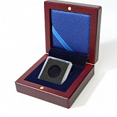 Деревянный футляр Volterra (80х80х32 мм) для монеты в капсуле Quadrum mini (38х38х6,7 мм). Синий