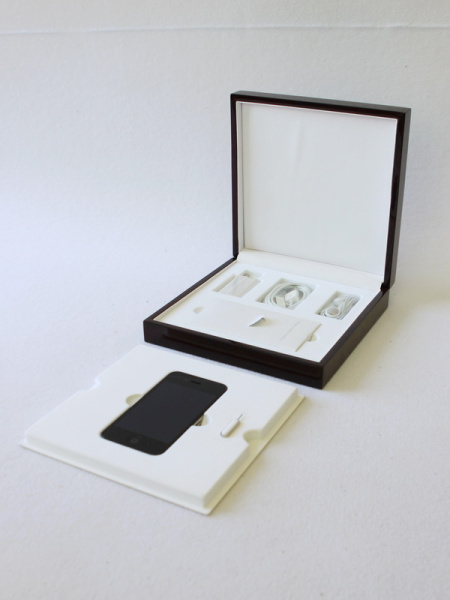 Футляр деревянный (190х190х57 мм) для серии эксклюзивных мобильных телефонов марки Apple