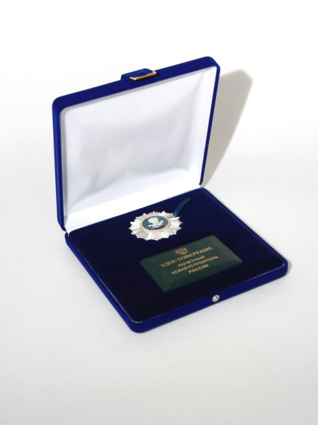 Флокированный футляр (208х213х45) под орден и удостоверение