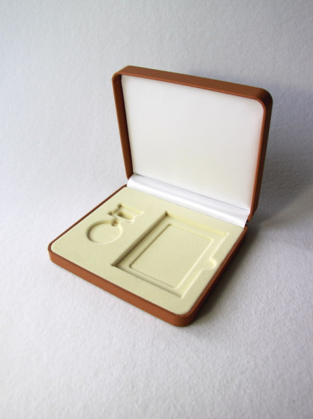 Футляр кожаный с деревянной вставкой (141х156х40 мм) под медаль и удостоверение