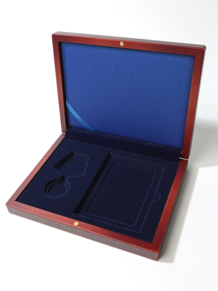 Деревянный футляр (194х149х32 мм) под медаль РФ d-32 мм с пятиугольной колодкой и удостоверение (81х112х6 мм),  тёмно-синий