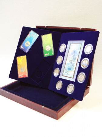 Футляр деревянный (267х344х50 мм) под 4 цветные монеты Сочи-2014 в блистере, 1 банкноту Сочи-2014 в капсуле и 8 монет Сочи-2014 в капсулах. 2 уровня