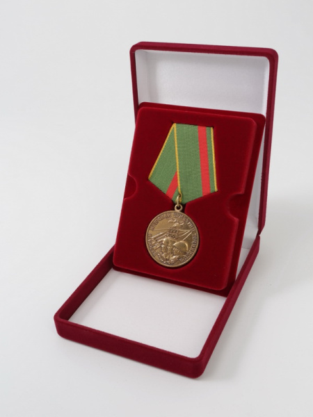 Футляр (90х124х32 мм) под медаль РФ d-37 мм с пятиугольной колодкой. Вынимаемый ложемент, светло-бордовый  Футляр (90х124х32 мм) под медаль РФ d-37 мм с пятиугольной колодкой. Вынимаемый ложемент, светло-бордовый