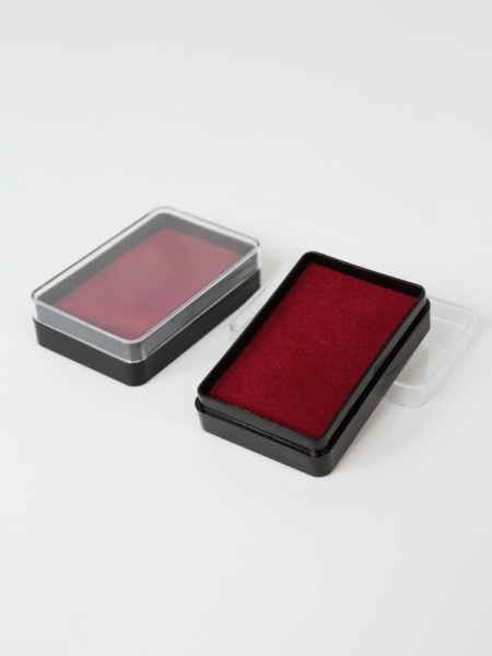 Пластиковый футляр (38х58х17 мм). Чёрное основание, прозрачная крышка, бордовая вставка  Пластиковый футляр (38х58х17 мм). Чёрное основание, прозрачная крышка, бордовая вставка